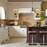 casual_maple_kitchen_cabinets_in_pearl_finish