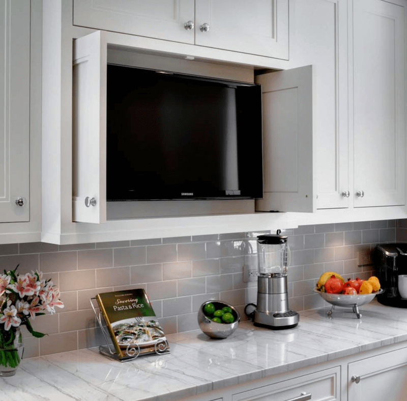 Встроенные телевизоры для кухни. Маленький телевизор на кухню. Встраиваемый телевизор для кухни. Телевизор в интерьере кухни. Кухня с телевизором на стене.